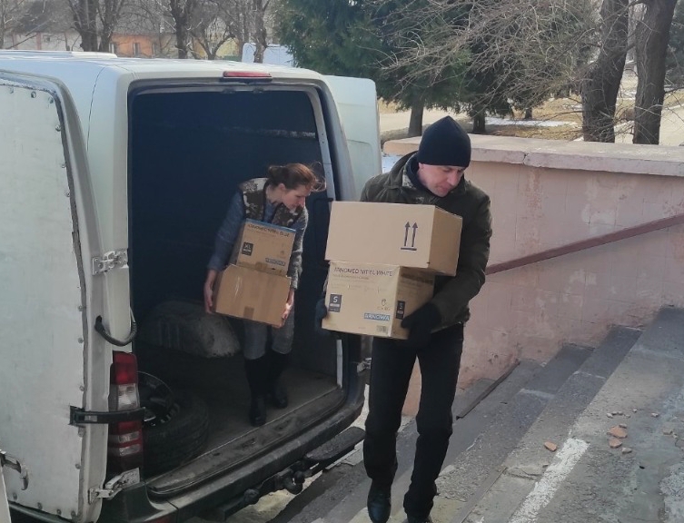 Viele Pakete der AGNF Hilfslieferungen in die Ukraine werden transportiert